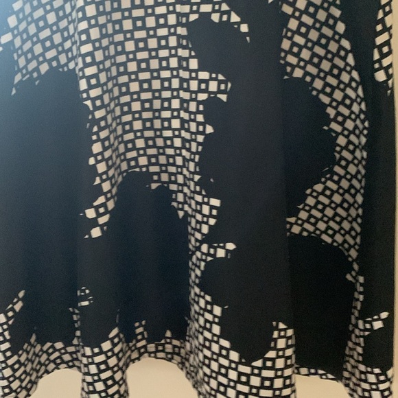 Vince Camuto Sleeveless V-Neck Fit & Flare Swing Dress Black & White Size 4 - Picture 3 of 4
